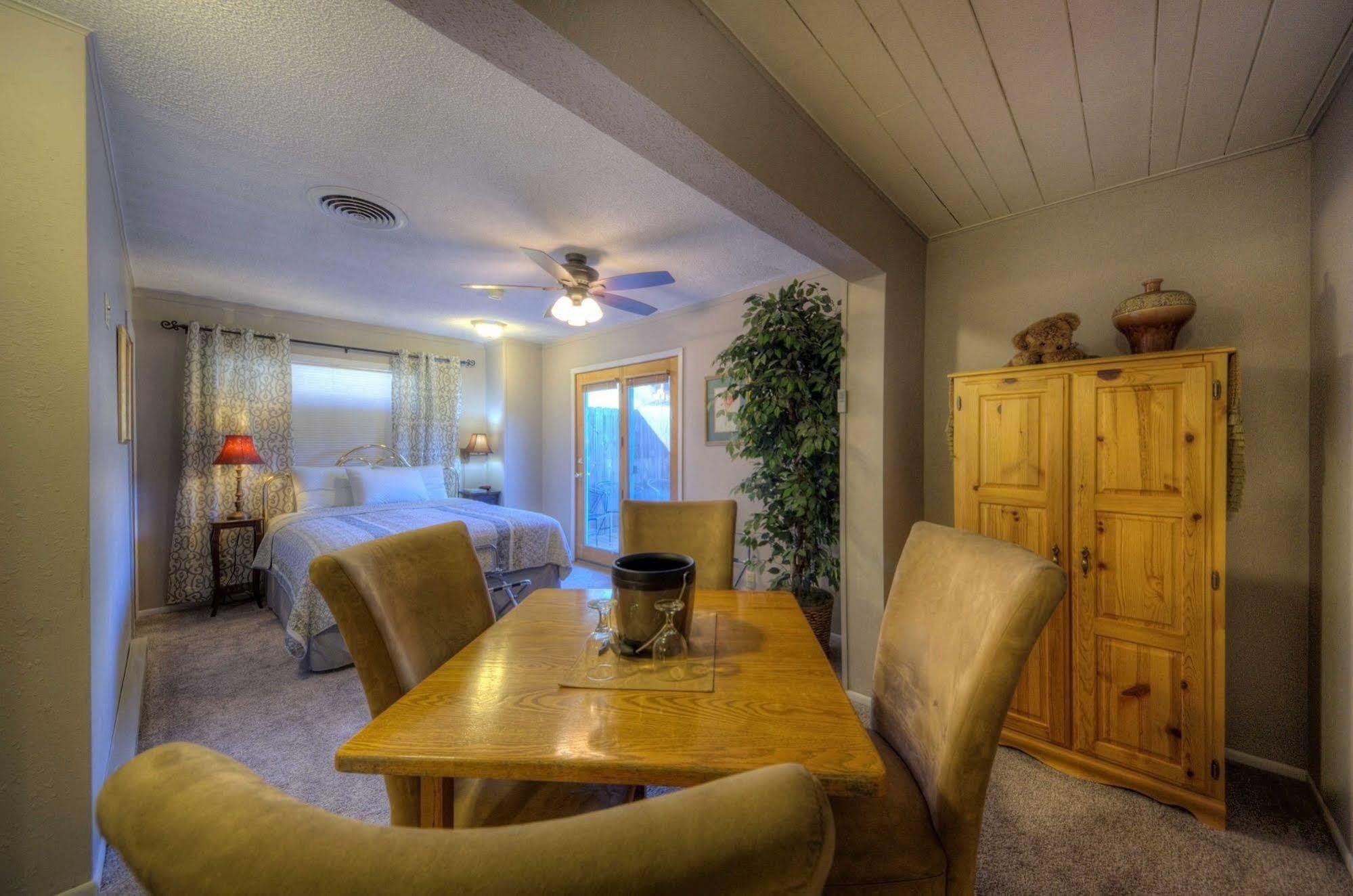 Black Forest Inn Bed & Breakfast Rapid City Exterior foto